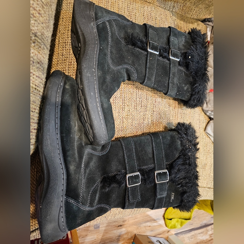 L.L. BeanStylish Black Fur-trimmed Boots
